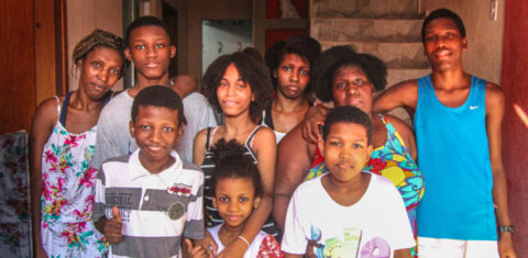 Vania Moraes da Silva com outros filhos e outros parentes: quase três anos depois, o assassinato de Jeremias ainda não virou processo na Justiça (Foto: Matheus Affonso/Maré de Notícias)