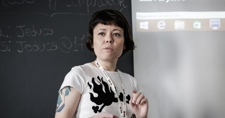 A jornalista Tai Nalon, diretora da agência de checagem Aos Fatos no Congresso da Abraji em 2017: ataques nas redes e processo após denúncias de fake news (Foto: Alice Vergueiro/Abraji/Divulgação)