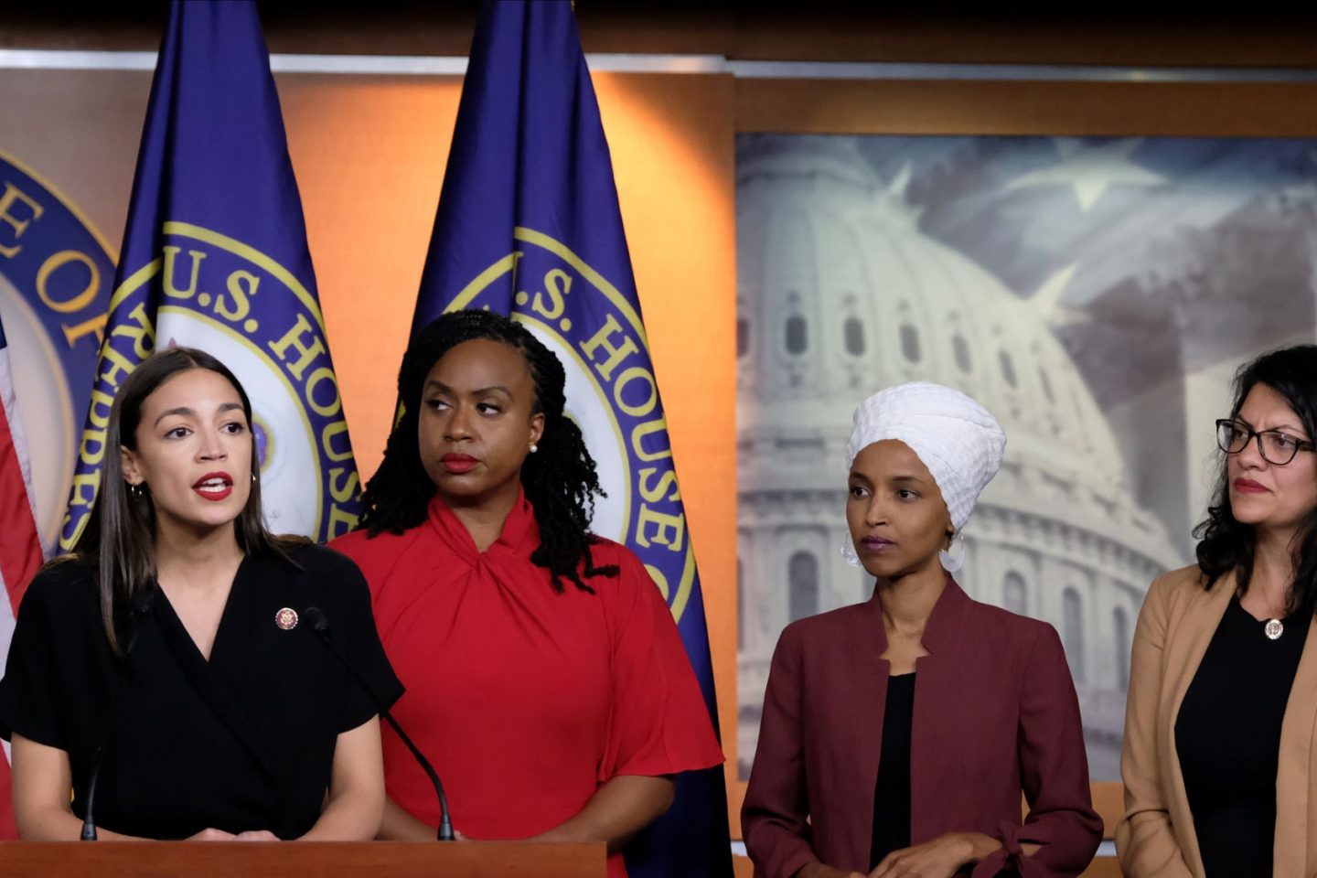As deputadas democratas Alexandria Ocasio-Cortez, Ayanna Pressley, Ilhan Omar e Rashida Tlaib, na Câmara dos EUA: integrantes do chamado "Esquadrão", formado por parlamentares progressistas sistematicamente atacadas por Donald Trump, foram todas reeleitas, confirmando avanço feminino (Foto: Alex Wroblewski/AFP)