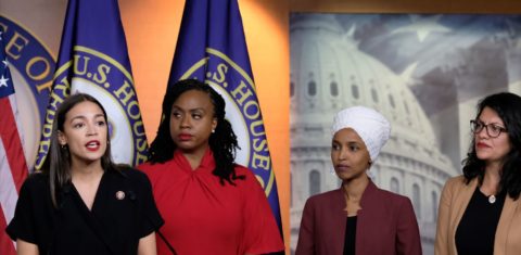 As deputadas democratas Alexandria Ocasio-Cortez, Ayanna Pressley, Ilhan Omar e Rashida Tlaib, na Câmara dos EUA: integrantes do chamado "Esquadrão", formado por parlamentares progressistas sistematicamente atacadas por Donald Trump, foram todas reeleitas, confirmando avanço feminino (Foto: Alex Wroblewski/AFP)