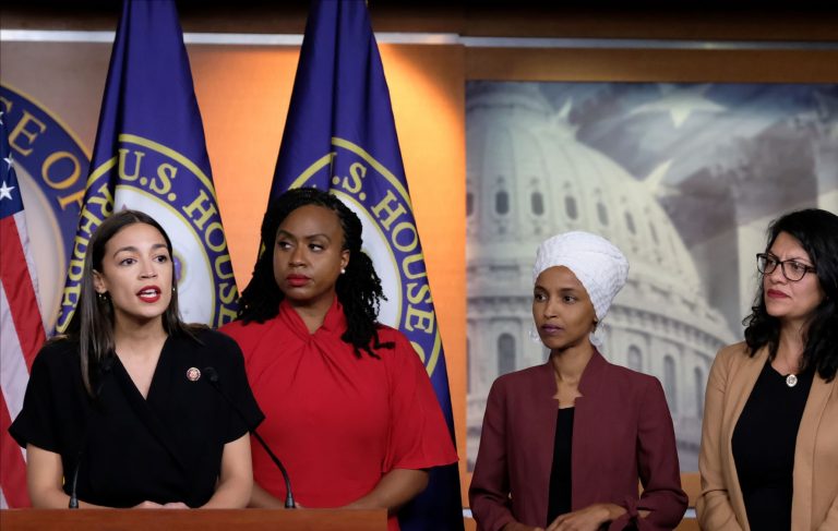 As deputadas democratas Alexandria Ocasio-Cortez, Ayanna Pressley, Ilhan Omar e Rashida Tlaib, na Câmara dos EUA: integrantes do chamado "Esquadrão", formado por parlamentares progressistas sistematicamente atacadas por Donald Trump, foram todas reeleitas, confirmando avanço feminino (Foto: Alex Wroblewski/AFP)