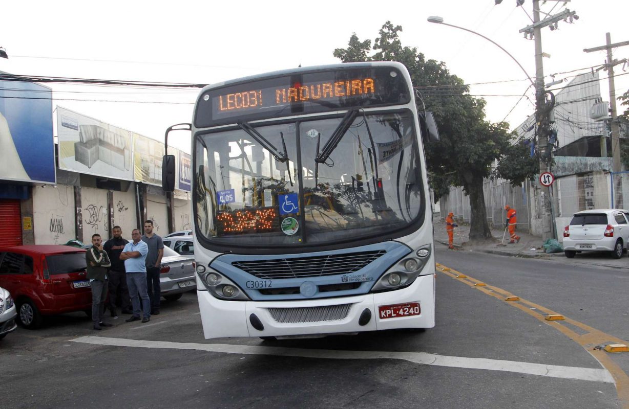 Ônibus circula no Rio durante a pandemia: levantamento com base em dados de GPS mostra que menos de 40% estava em circulação (Foto: Paulo Sergio/Prefeitura do Rio)