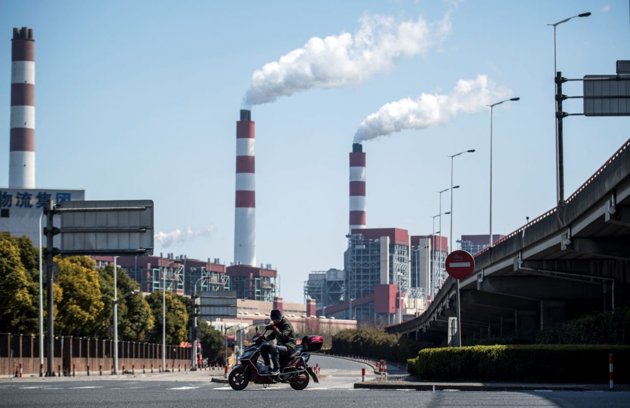 Usina de carvão em Xangai, China, antes da pandemia: energia a carvão é uma vilã da emissão de gases de efeito estufa (Johannes Esbele/AFP)