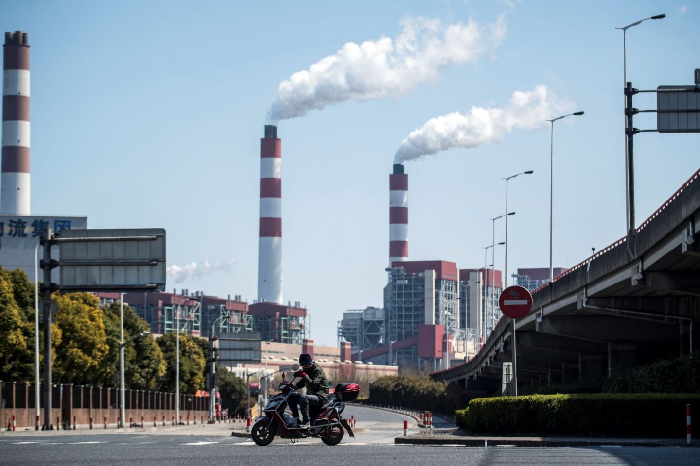 Usina de carvão em Xangai, China, antes da pandemia: energia a carvão é uma vilã da emissão de gases de efeito estufa (Johannes Esbele/AFP)