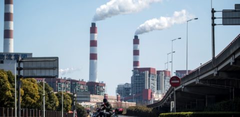 Usina de carvão em Xangai, China, antes da pandemia: energia a carvão é uma vilã da emissão de gases de efeito estufa (Johannes Esbele/AFP)