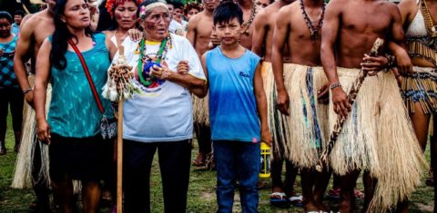 Vovó Bernaldina com um neto antes da pandemia: enterro em Boa Vista à revelia da família e sem rituais indígenas (Foto: Yolanda Mene/Amazônia Real)