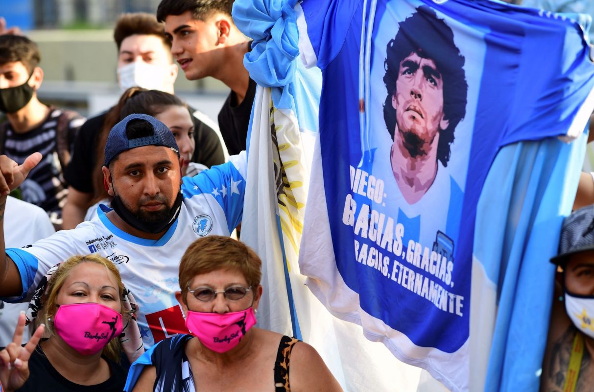 Argentinos em vigília em frente ao necrotério de Buenos Aires após o anúncio da morte de Diego Maradona: comoção nacional (Foto: Roberto Schmidt/AFP)