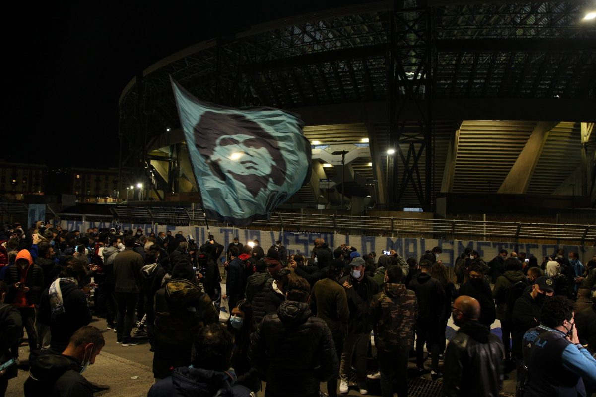 Multidão de torcedores em frente ao estádio do Napoli para reverenciar Maradona: ídolo na Argentina e na Itália (Foto: Carlos Hermann/AFP)