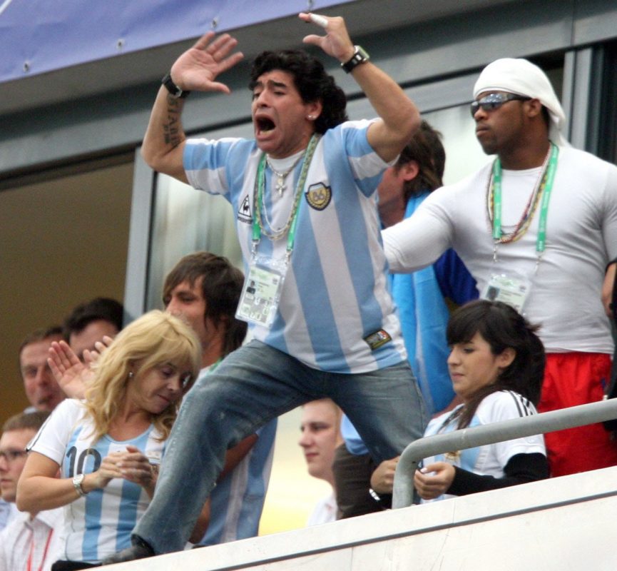 Maradona festejando gol da Argentina durante Copa da Alemanha, em 2006: identifficação com os torcedores apaixonados (Foto: Achim Schdeimann/DPA/AFP)