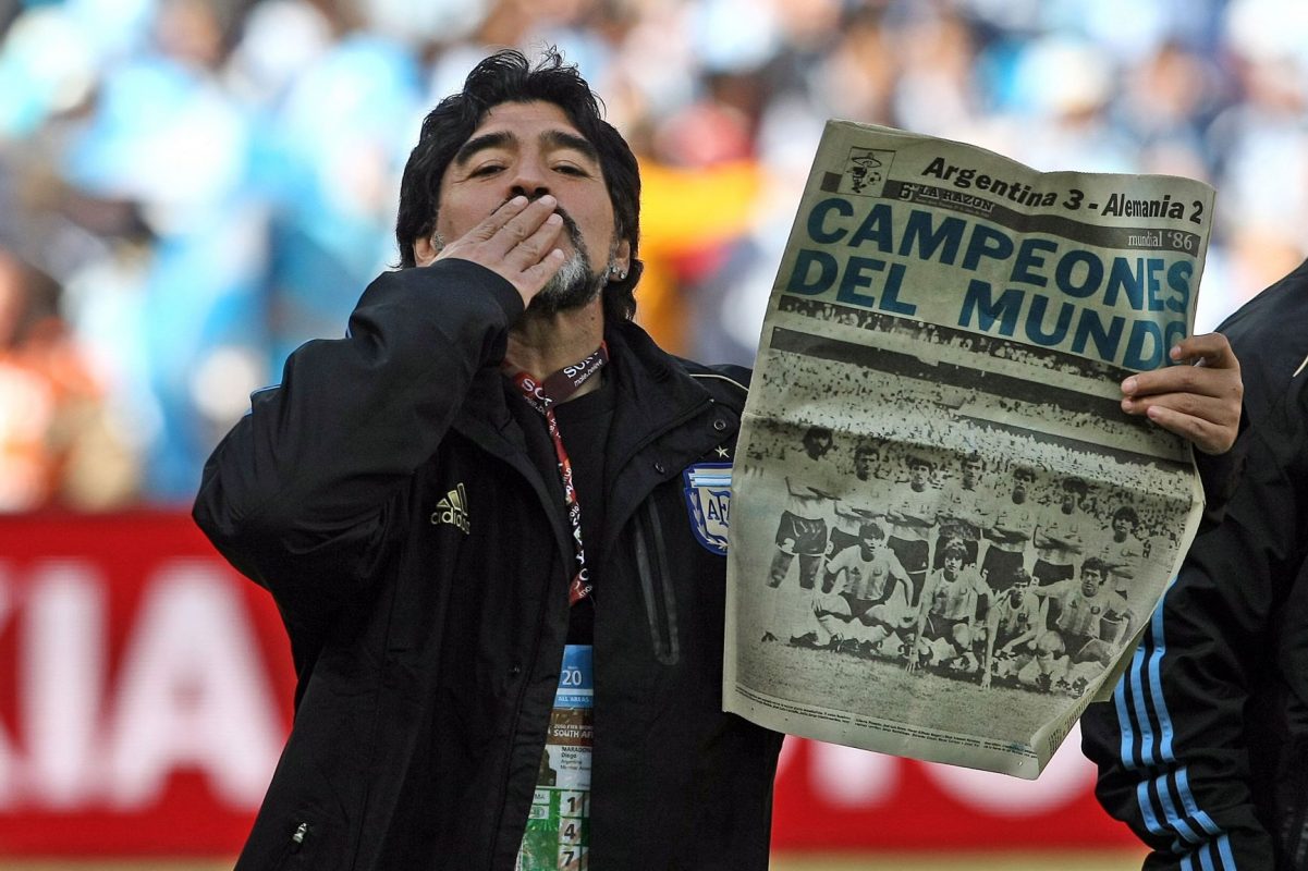 Maradona como técnico da seleção na Copa de 2010 lembrando a conquista de 1986: craque com a bola e com as palavras (Foto: AFP)