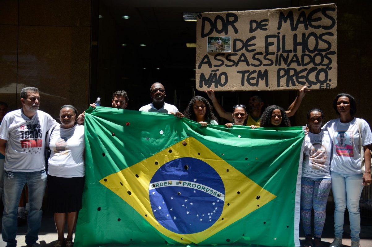 Parentes dos cinco jovens assassinados em protesto um ano após a chacina de Costa Barros: denúncia do racismo e celebração da memória das vítimas (Foto: Tânia Rego/Agência Brasil)