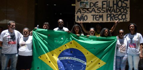 Parentes dos cinco jovens assassinados em protesto um ano após a chacina de Costa Barros: denúncia do racismo e celebração da memória das vítimas (Foto: Tânia Rego/Agência Brasil)