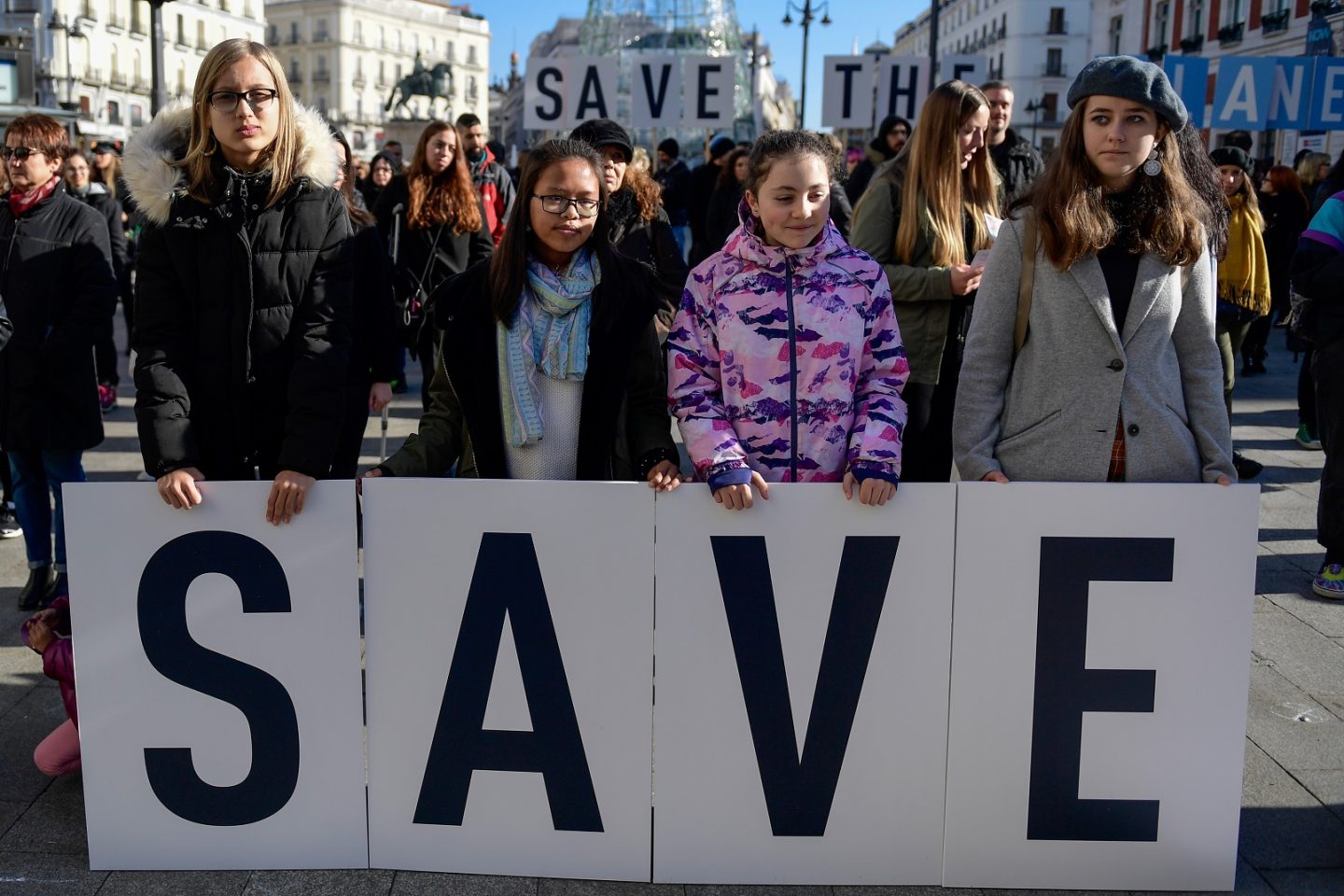 Jovens manifestantes pedem a salvação do planeta perto da Porto do Sol, em Madri. Foto Cristina Quicler/AFP