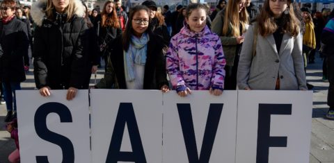 Jovens manifestantes pedem a salvação do planeta perto da Porto do Sol, em Madri. Foto Cristina Quicler/AFP