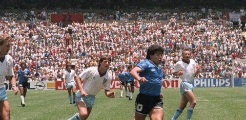 Maradona deixa ingleses para trás para fazer seu segundo gol (o primeiro foi com a mão) contra a Inglaterra na Copa de 1986: craque idolatrado pelos argentino (Foto/AFP)