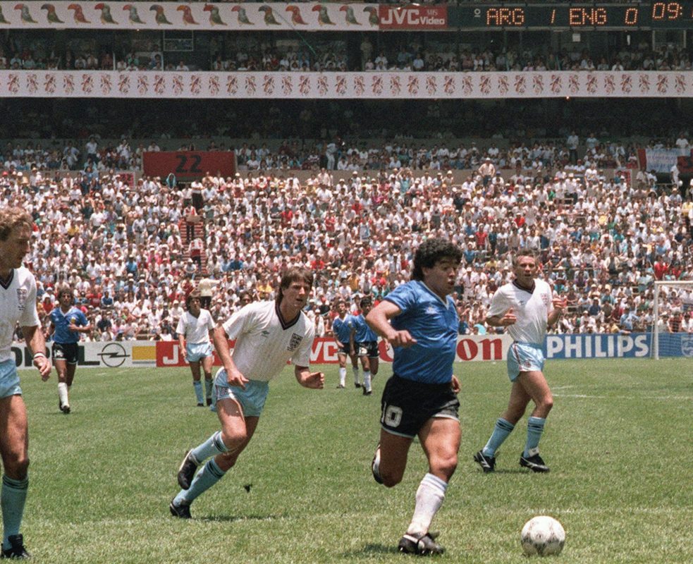 Maradona deixa ingleses para trás para fazer seu segundo gol (o primeiro foi com a mão) contra a Inglaterra na Copa de 1986: craque idolatrado pelos argentino (Foto/AFP)