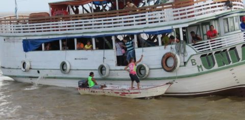Grandes barcos vindos da capital levam alimentos processados semanalmente, o que abastece os pequenos mercados da região. Foto Amélia Gonzalez