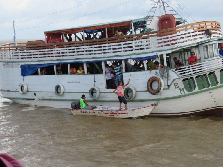 Grandes barcos vindos da capital levam alimentos processados semanalmente, o que abastece os pequenos mercados da região. Foto Amélia Gonzalez