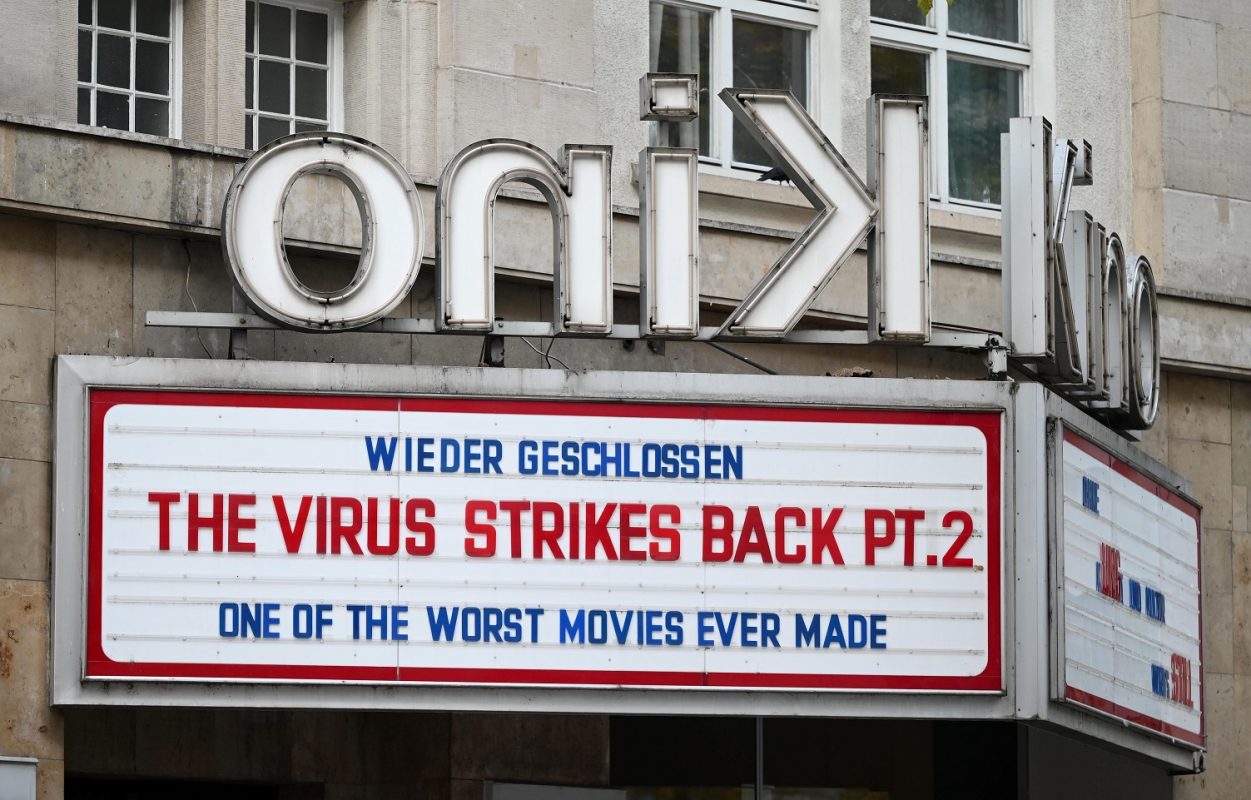 Cinema no centro de Stuttgart, na Alemanha, publica o cartaz do "filme": "O vírus ataca outra vez - Parte 2". Foto Marijan Murat/DPA. Novembro de 2020
