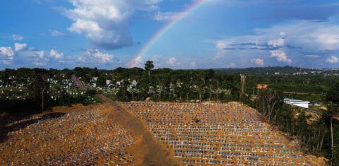Vista aérea do cemitério reservado às vítimas da pandemia com um arco-íris no céu no cemitério Nossa Senhora Aparecida, em Manaus,. O Brasil segue sendo um dos países mais atingidos pela doença. Foto Michael Dantas/AFP
