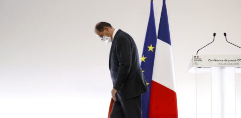 Em Paris, o primeiro-ministro francês, Jean Castex, sai após uma entrevista coletiva sobre as medidas tomadas para conter a nova disseminação do surto de covid-19. Foto Thomas Coex/AFP