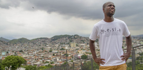 Otávio Júnior: nascido no Complexo do Alemão, leva literatura para as crianças do conjunto de favelas da Zona Norte do Rio. Foto de Paulo Marcos de Mendonça Lima