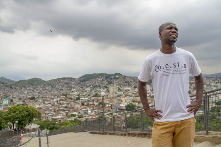 Otávio Júnior: nascido no Complexo do Alemão, leva literatura para as crianças do conjunto de favelas da Zona Norte do Rio. Foto de Paulo Marcos de Mendonça Lima