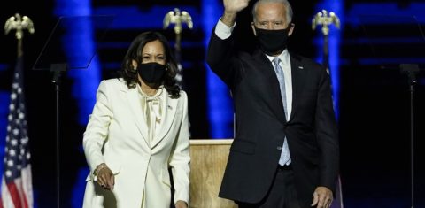 O presidente eleito dos EUA, Joe Biden, e a vice-presidente eleita Kamala Harris, acenam para os eleitores após o anúncio da vitória. O combate ao coronavírus será um dos maiores desafios do novo governo. Foto Andrew Harnik/Pool/AFP