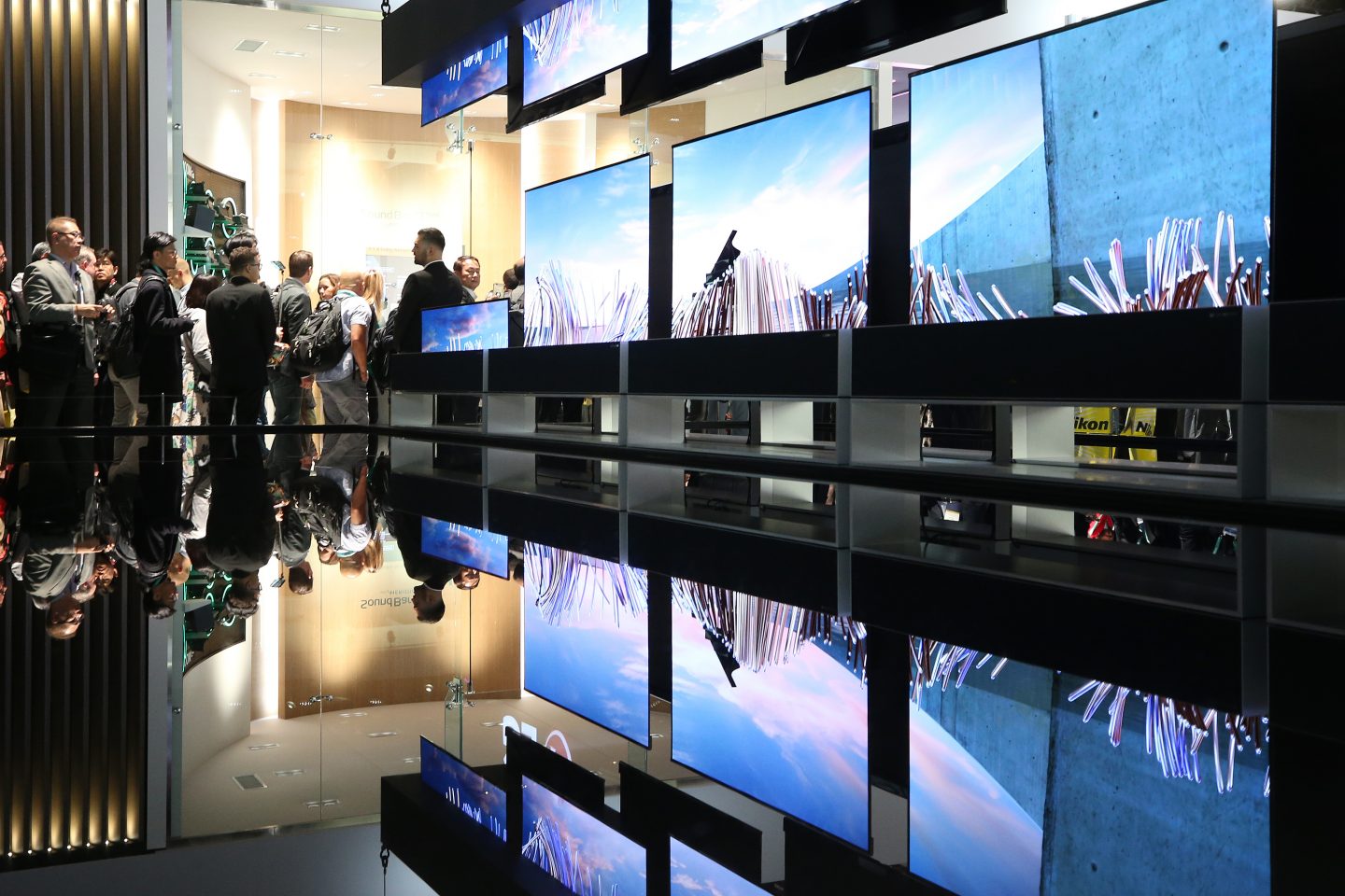 Televisores com telas de OLED durante evento de tecnologia nos EUA: novo composto desenvolvido pela UFG pode aumentar para 75% a economia de energia (Foto: Mario Tama/Getty/AFP