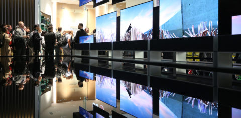 Televisores com telas de OLED durante evento de tecnologia nos EUA: novo composto desenvolvido pela UFG pode aumentar para 75% a economia de energia (Foto: Mario Tama/Getty/AFP