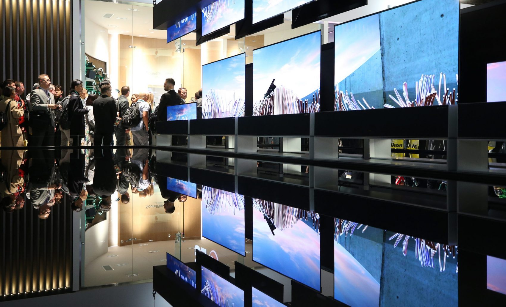 Televisores com telas de OLED durante evento de tecnologia nos EUA: novo composto desenvolvido pela UFG pode aumentar para 75% a economia de energia (Foto: Mario Tama/Getty/AFP