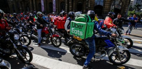 Protesto de entregadores por aplicativo em São Paulo: trabalho informal cresce no Brasil e em todo o mundo (Foto: Suamy Beydoun/AGIF/AFP)
