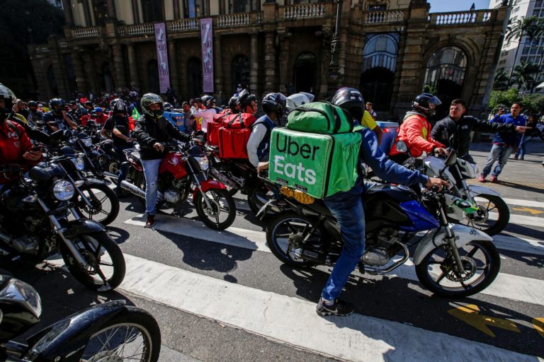 Protesto de entregadores por aplicativo em São Paulo: trabalho informal cresce no Brasil e em todo o mundo (Foto: Suamy Beydoun/AGIF/AFP)
