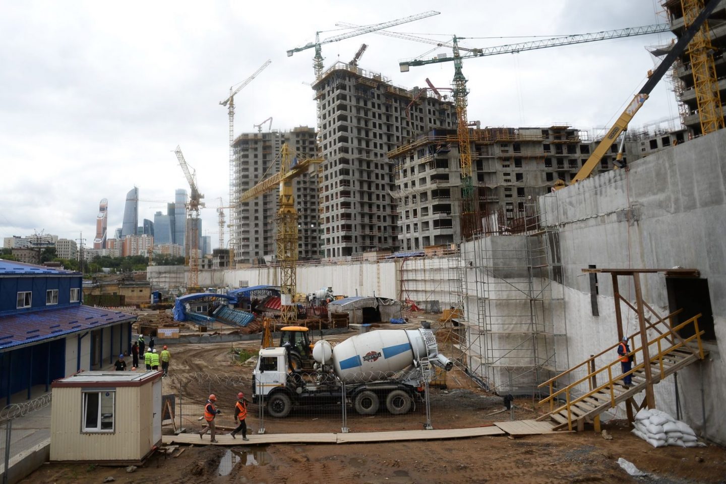 Construção de prédio em Moscou: num mundo cada vez mais urbano, a produção de cimento responde por 9% das emissões de CO2 (Foto: Maksim Blinov/Sputnik/AFP)