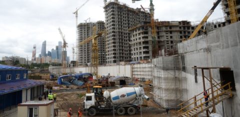 Construção de prédio em Moscou: num mundo cada vez mais urbano, a produção de cimento responde por 9% das emissões de CO2 (Foto: Maksim Blinov/Sputnik/AFP)