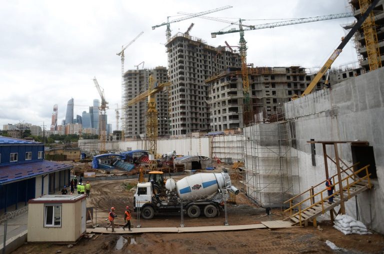 Construção de prédio em Moscou: num mundo cada vez mais urbano, a produção de cimento responde por 9% das emissões de CO2 (Foto: Maksim Blinov/Sputnik/AFP)