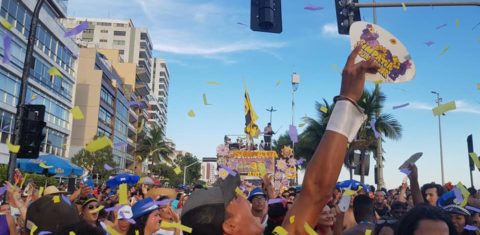 Desfile em amarelo e lilás do Simpatia é Quase Amor em 2019: bloco promete resistir à determinação de mudança do horário tradicional (Foto: Oscar Valporto)