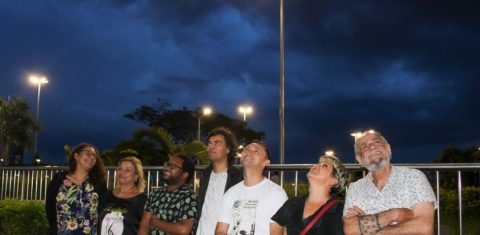 O professor Geovane, da Avá Editora (ao centro), entre os autores Verônica, Dina, Lenílson, Agostinho, V Patrícia Passarinho e Vitelli: livros artesanais de poesia são novidade sob o céu de Brasília (Foto: Beatriz Marques)