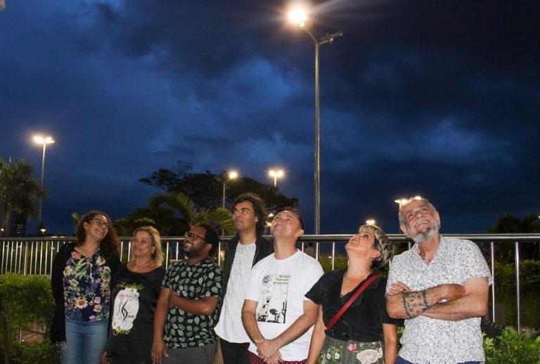 O professor Geovane, da Avá Editora (ao centro), entre os autores Verônica, Dina, Lenílson, Agostinho, V Patrícia Passarinho e Vitelli: livros artesanais de poesia são novidade sob o céu de Brasília (Foto: Beatriz Marques)