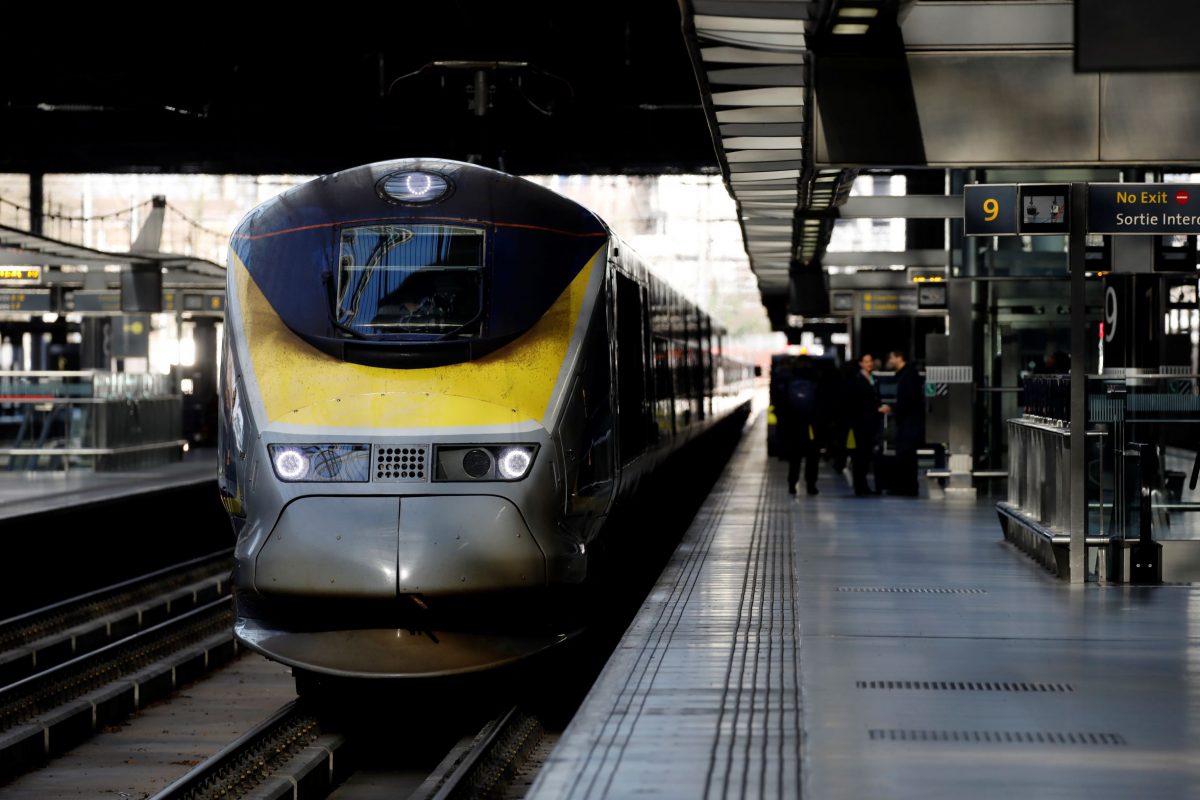 Trem de alta velocidade em estação de Londres: implantação de estações, trilhos e centros de comunicação - e sua manutenção -requerem investimentos em energia e material, o que criará mais emissões de gases de efeito estufa (Foto: Tolga Akmen/AFP)