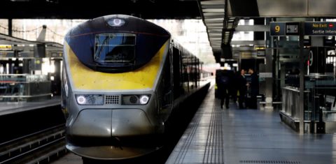 Trem de alta velocidade em estação de Londres: implantação de estações, trilhos e centros de comunicação - e sua manutenção -requerem investimentos em energia e material, o que criará mais emissões de gases de efeito estufa (Foto: Tolga Akmen/AFP)