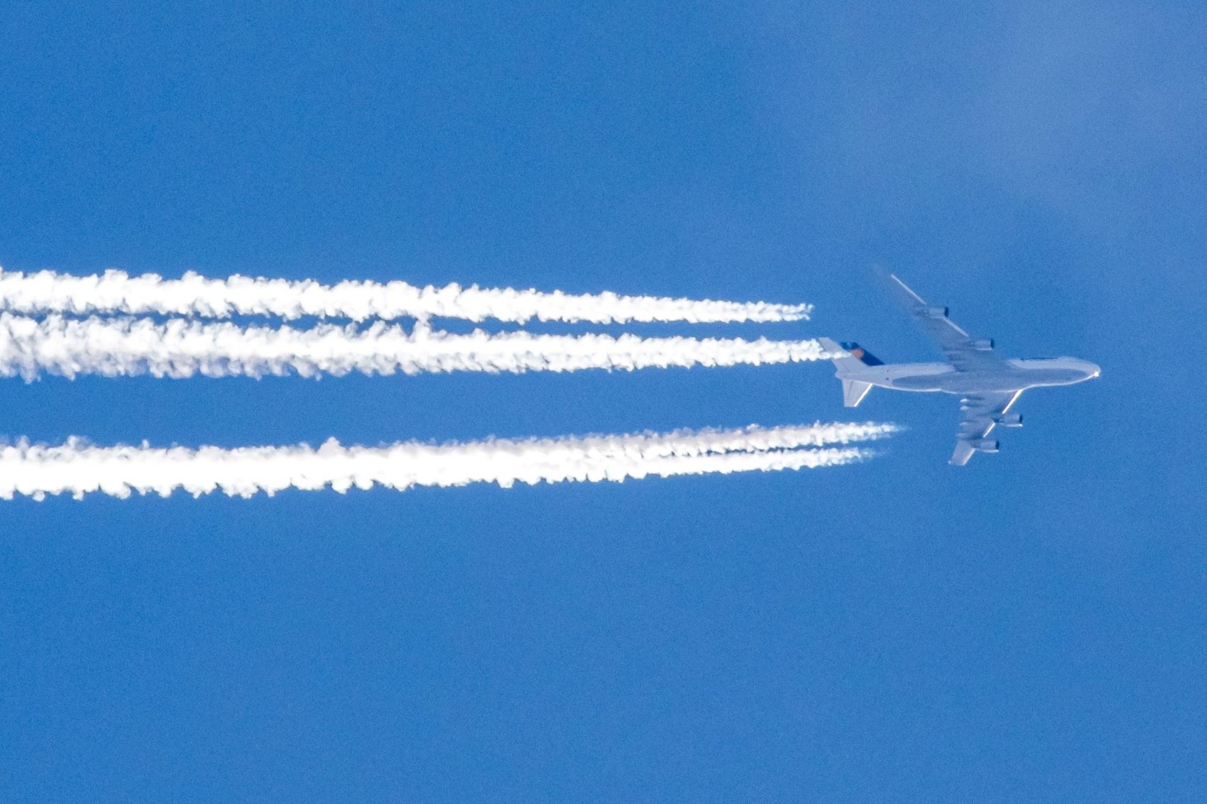 Jato cruzando o céu da Europa: companhias aéreas contribuem com cerca de 3,5% de todas as emissões de gases de efeito estufa provocadas pelo homem (Foto: Nicolas Economou/AFP)