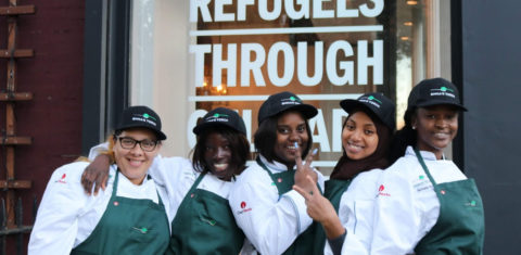 Alunos em frente ao restaurante Emma's Torch: escola de culinária para refugiados, vítimas de tráfico humano e imigrantes em Nova York (Foto: Divulgação)