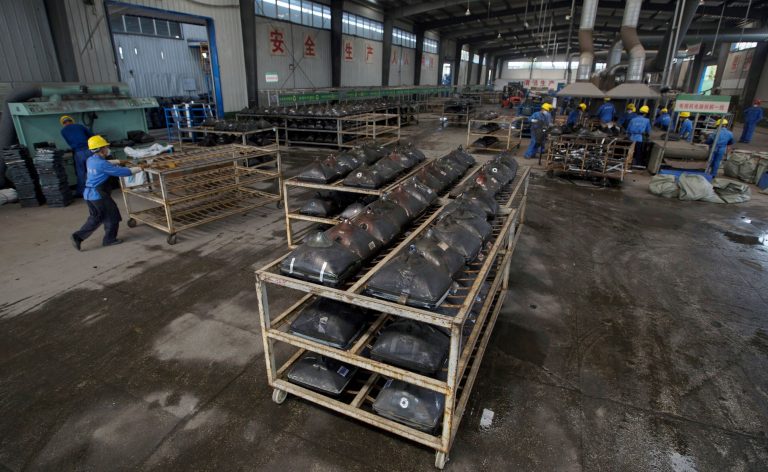 Trabalhadores desmontam aparelhos de TV no Centro Industrial de Economia Circular na China: apenas 8,4% dos materiais que consumimos é reaproveitado (Foto: Zhou Sihan/Imaginechina/AFP)