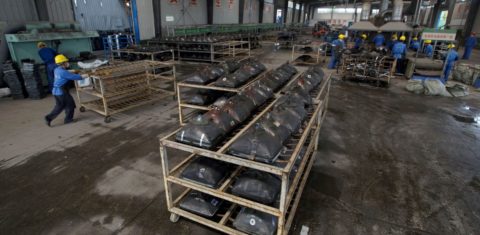 Trabalhadores desmontam aparelhos de TV no Centro Industrial de Economia Circular na China: apenas 8,4% dos materiais que consumimos é reaproveitado (Foto: Zhou Sihan/Imaginechina/AFP)