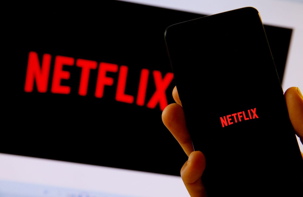 Netflix no computador e no smartphone: o consumo de energia global da plataforma aumentou em 84% em 2019 (Foto: Omer Evren Atalay/Anadolu Agency/AFP)