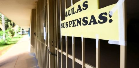 Escola fechada por conta do avanço do coronavírus: alunos com dificuldade de acesso à internet sofrem durante pandemia (Foto: Marcelo Camargo/Agência Brasil)