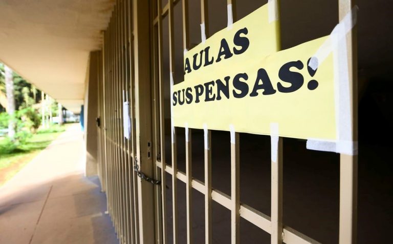 Escola fechada por conta do avanço do coronavírus: alunos com dificuldade de acesso à internet sofrem durante pandemia (Foto: Marcelo Camargo/Agência Brasil)