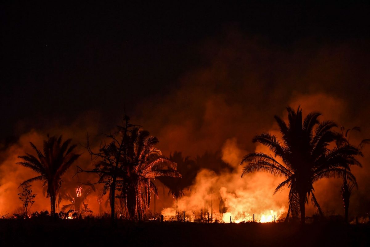 Brasil: incêndio na floresta no sul do Pará em agosto de 2019: seca e queimadas aumentam número de internações por doenças respiratórias como covid-19 (Foto: Nelson Almeida/AFP)