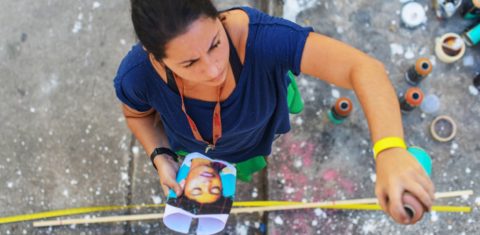 A grafiteira e artista plástica Dolores em ação antes da pandemia: das ruas para trabalhos em casa e cursos virtuais (Foto: Divulgação)